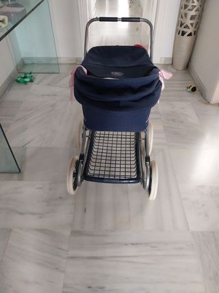 Carrito de paseo con capota y muñeco