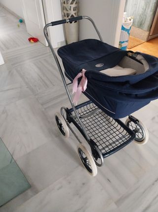 Carrito de paseo con capota y muñeco