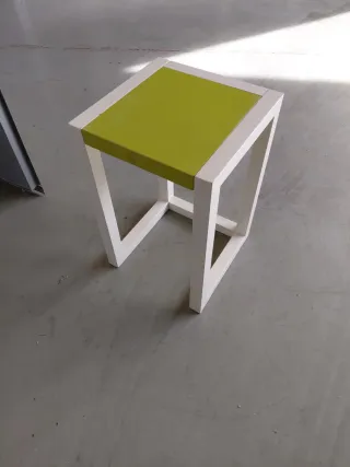 Mesita auxiliar madera verde y blanca 55× 35× 35