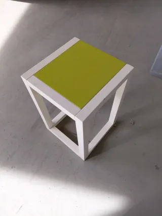 Mesita auxiliar madera verde y blanca 55× 35× 35