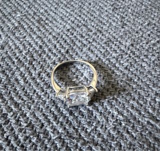 Anillo de plata con circonita