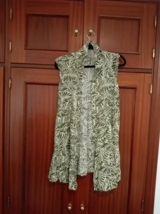 Blusa sin mangas estampado hojas