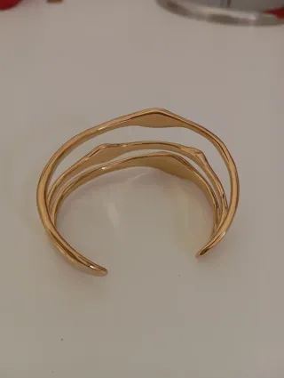 Pulsera rígida bañada en oro con cristales