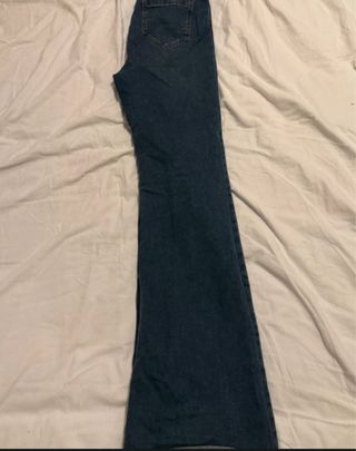 Pantalones vaqueros azules deshilachados