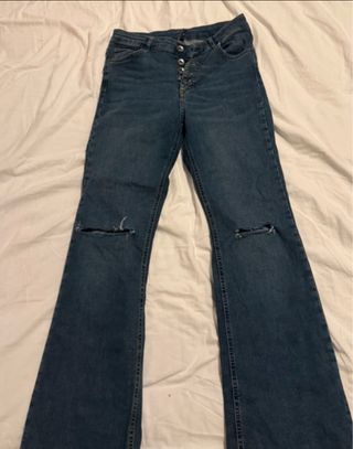 Pantalones vaqueros azules deshilachados