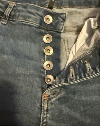 Pantalones vaqueros azules deshilachados
