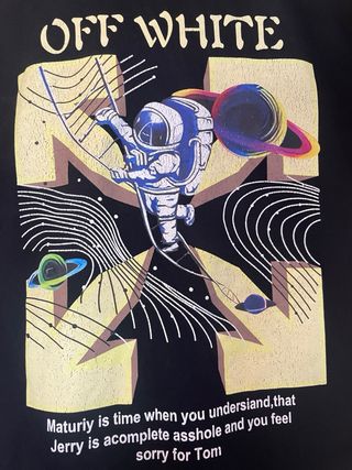 Camiseta Off-White Negra Astronauta