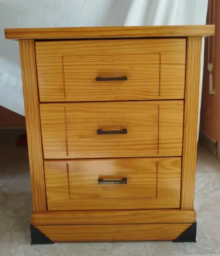 Mesita de noche de madera