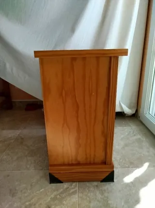 Mesita de noche de madera