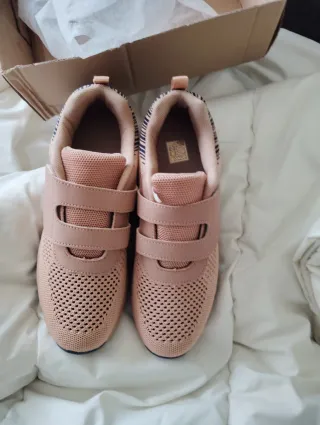 Deportivas rosas con velcro