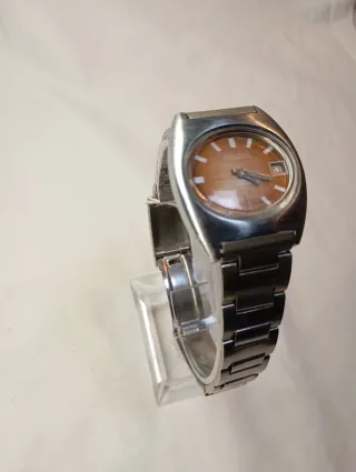 Reloj Duward esfera anaranjada y correa plateada