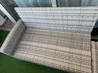 Mobili da terrazza in rattan grigio e bianco