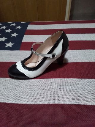Zapatos de tacón negros y blancos precio 6 €