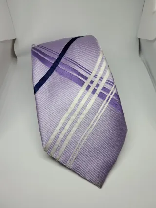 Corbata lila con rayas blancas y azules