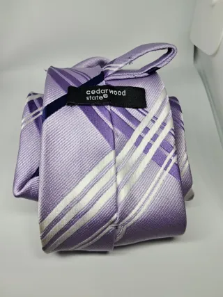 Corbata lila con rayas blancas y azules