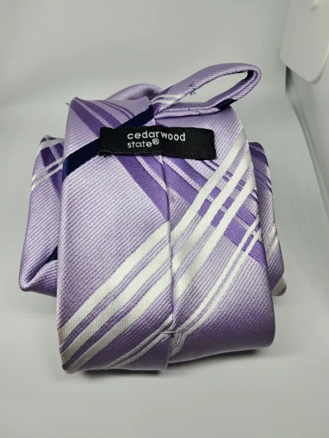 Corbata lila con rayas blancas y azules