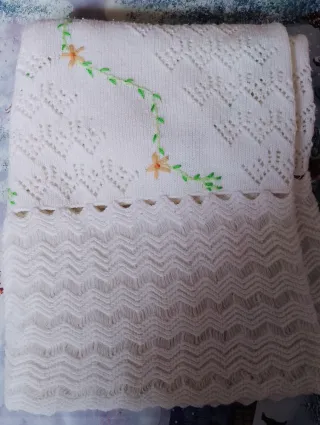 Toquilla de bebé tejida a mano
