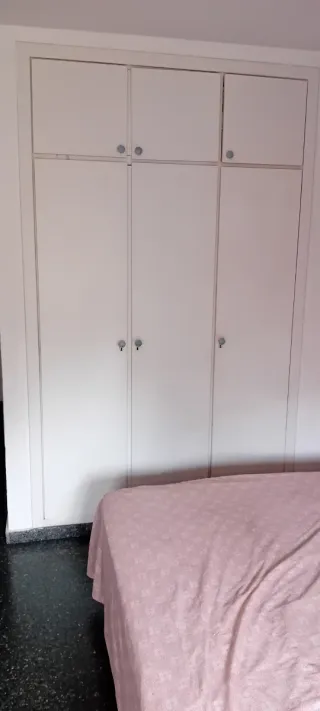 Alquiler de habitación a chica sola latina