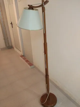 Lámpara de pie de madera