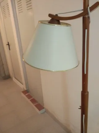 Lámpara de pie de madera