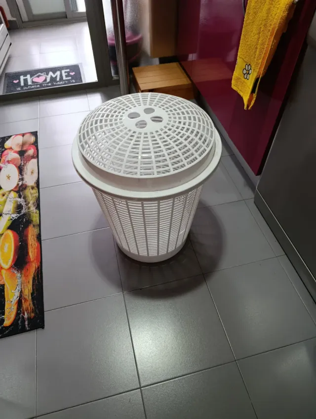 Cesto de ropa blanco