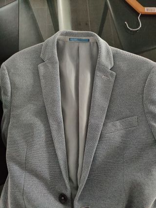Americana gris azulada 
Size48 equivale a una s/m