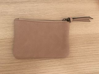 Monedero beige con tachuelas