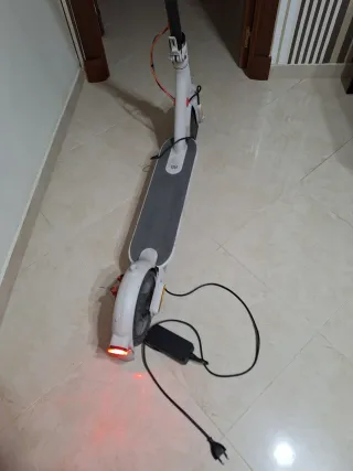Patinete Eléctrico Blanco, Xiaomi 
Ru.antipinchazo