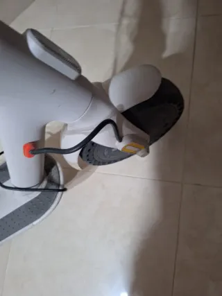 Patinete Eléctrico Blanco, Xiaomi 
Ru.antipinchazo