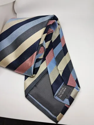 Corbata de rayas azul y rosa