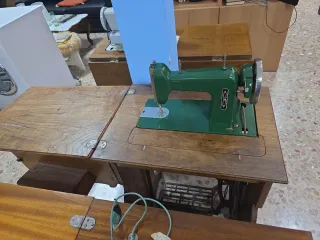 Máquina de coser antigua verde y madera