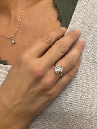 Sortija oro blanco rosetón brillantes