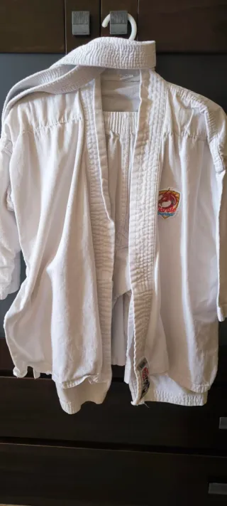 Kimono y guantes karate
