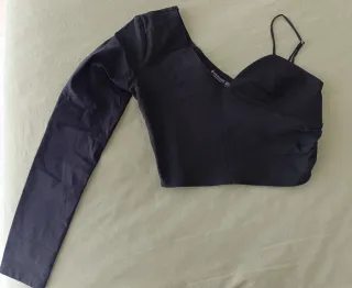 Top asimétrico Stradivarius negro
