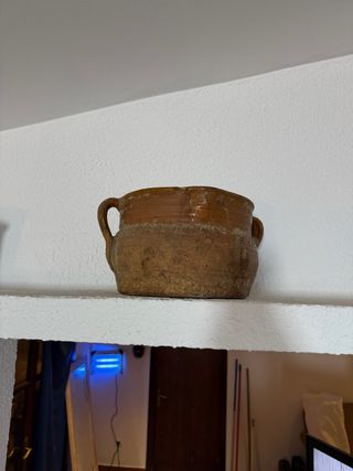 Botijo de barro antiguo