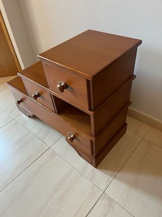 Mueble escalonado de madera maciza