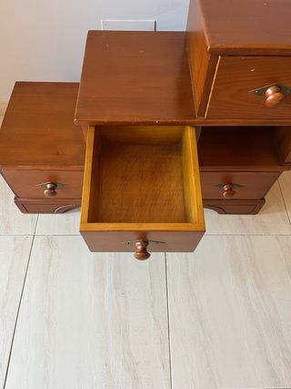 Mueble escalonado de madera maciza
