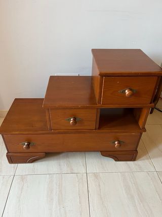 Mueble escalonado de madera maciza