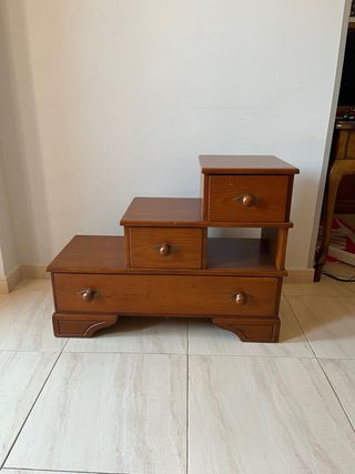 Mueble escalonado de madera maciza