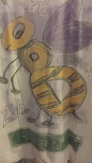 Camiseta con estampado de abeja