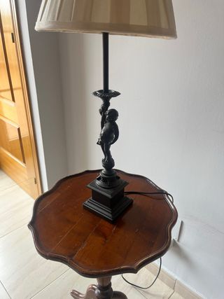 Lámpara de mesa clásica con figura de querubín