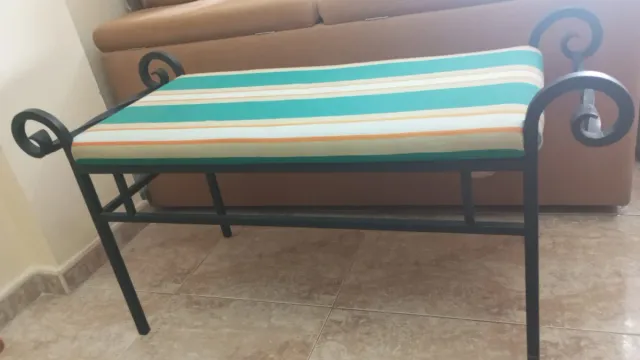 Banqueta de metal con cojín a rayas