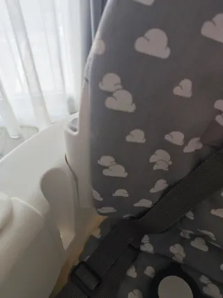 Trona evolutiva Stokke Steps gris y blanca