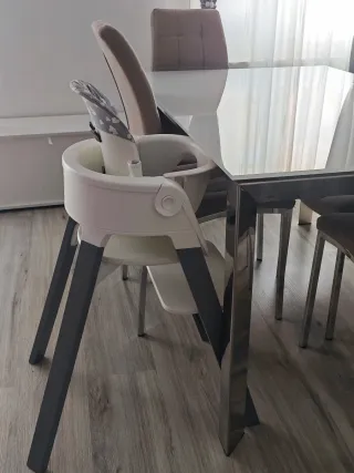Trona evolutiva Stokke Steps gris y blanca