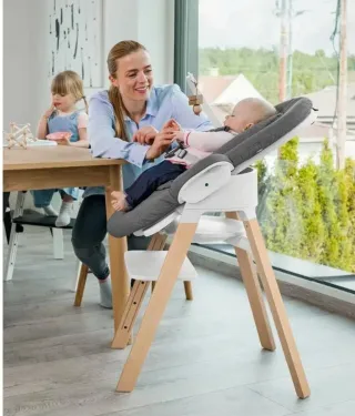 Trona evolutiva Stokke Steps gris y blanca