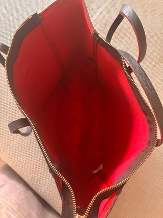 Bolso CH Carolina Herrera Marrón con Charm Rojo