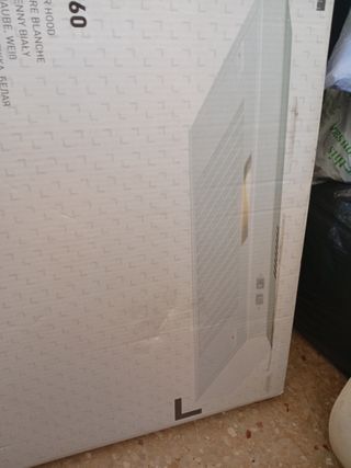 Campana extractora blanca con visera