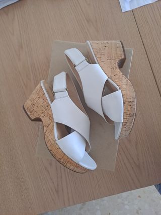 SANDALIAS DE CUÑA CLARKS ,MUJER.BLANCAS.COMO NUEVA