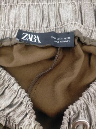 Pantalón bombacho Zara verde con detalles dorados