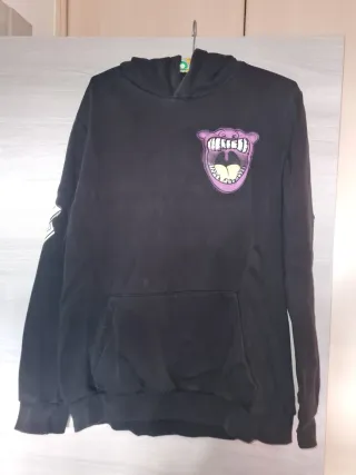 Sudadera negra con estampado gráfico